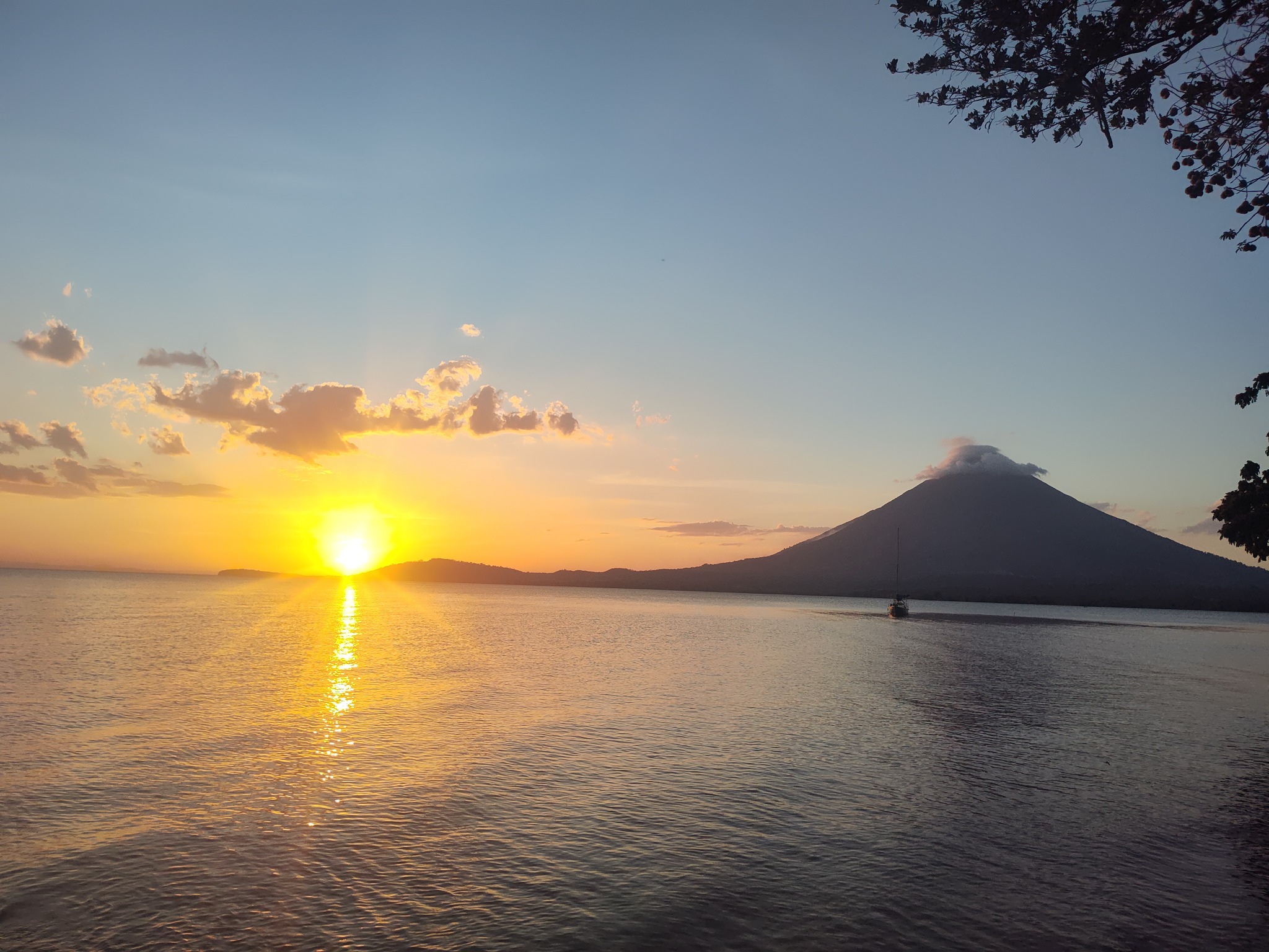 Volcano and lake at sunset / Volcán y lago al atardecer