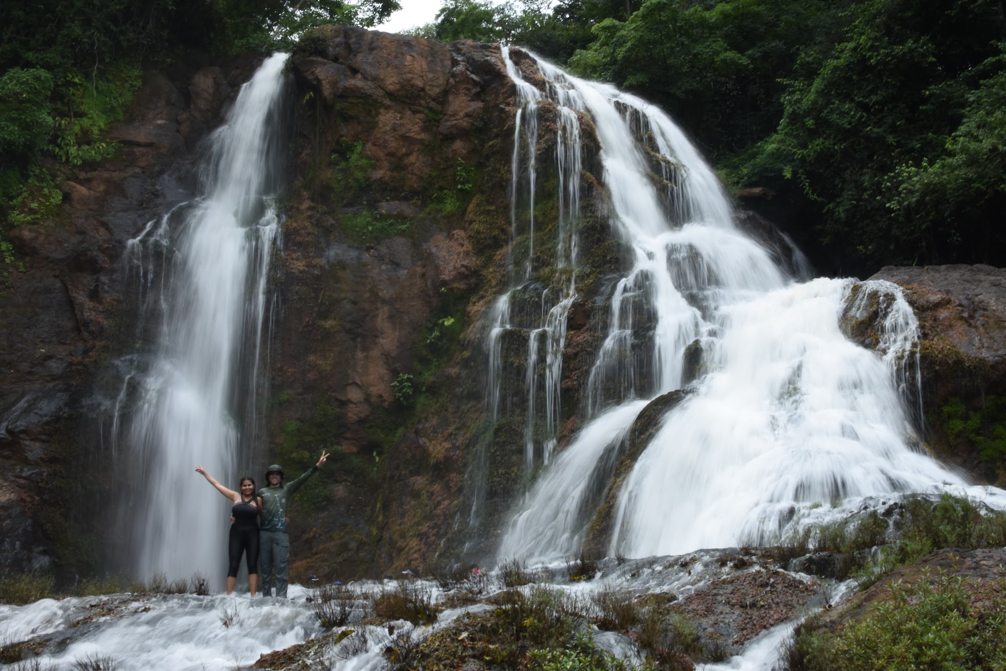 Waterfall surrounded by forest / Catarata rodeada de bosque